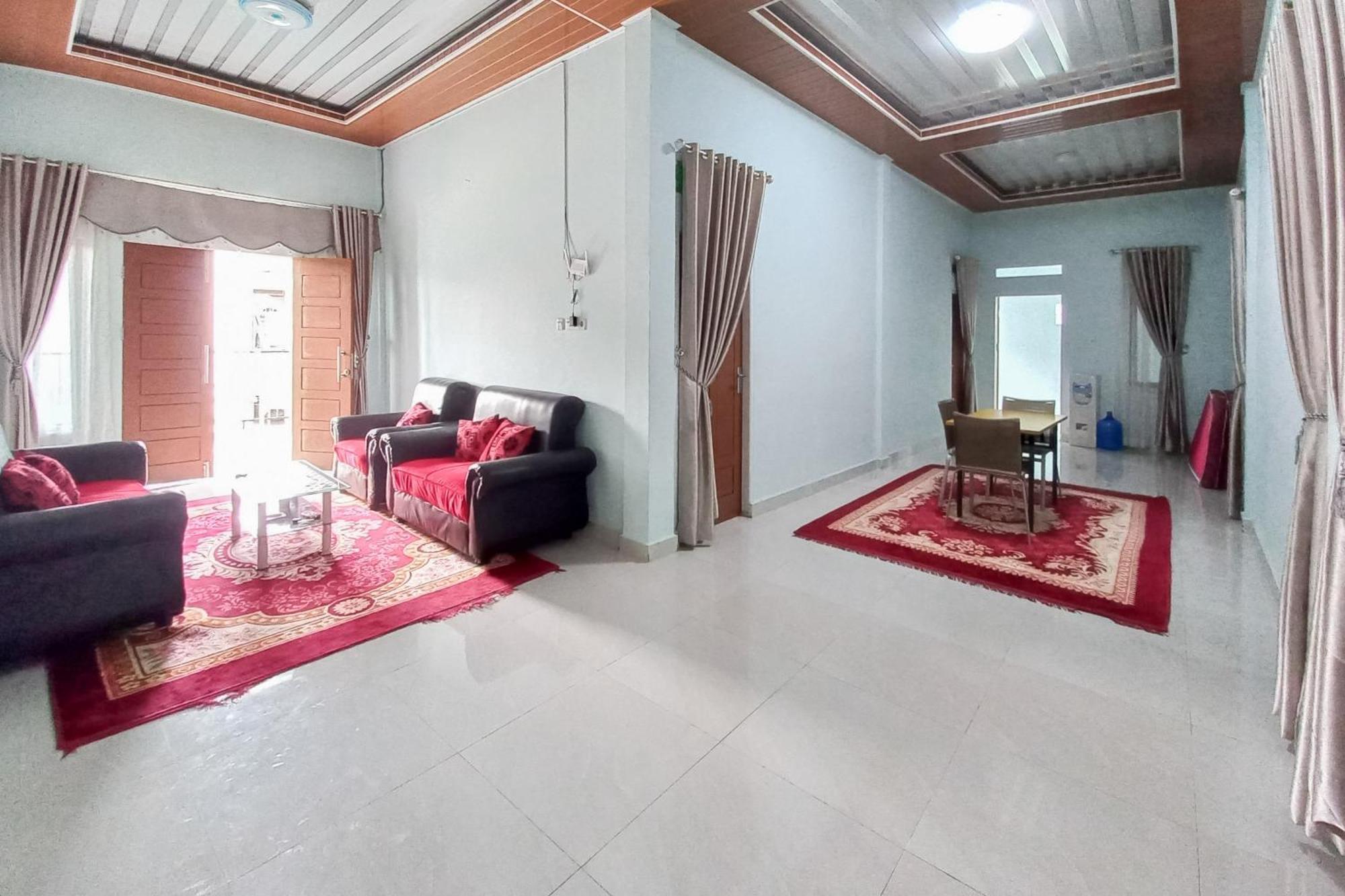 Oyo 90942 Kost Syari'ah Panam Hotel